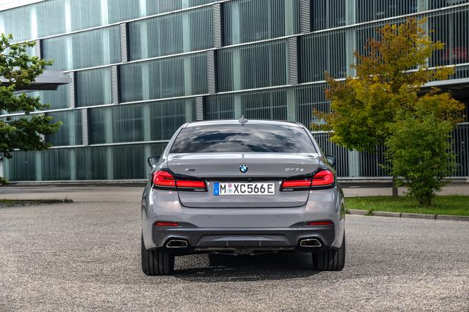 (2021) BMW 545e xDrive PHEV