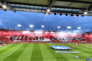Legia vs. Widzew. Na stadionie w Łodzi zbierają się kibice
