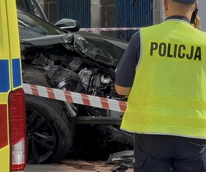 Auto wbiło się w budynek Instytutu Lotnictwa