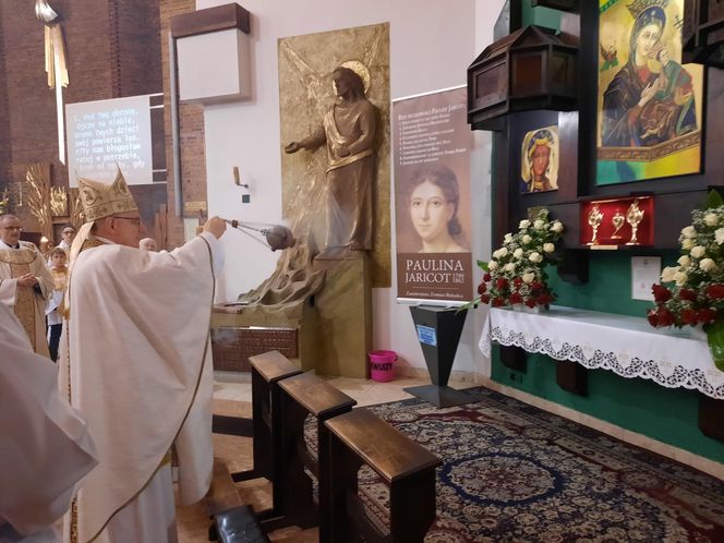 Bp Krzysztof Zadarko przy relikwiach bł. kard. S. Wyszyńskiego i bł. ks. Jerzego Popiełuszki, wprowadzonych z okazji jubileuszu do kościoła pw. Ducha Świętego w Koszalinie