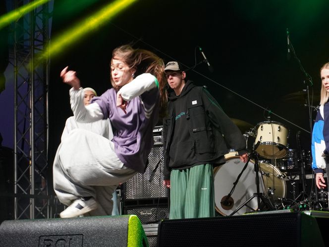 Na rynku w Tarnowie trwa koncert 33. Finału Wielkiej Orkiestry Świątecznej Pomocy. Tak bawią się mieszkańcy miasta