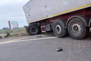 Wypadek na S5 niedaleko Kościana. TIR wjechał w pojazd służby drogowej