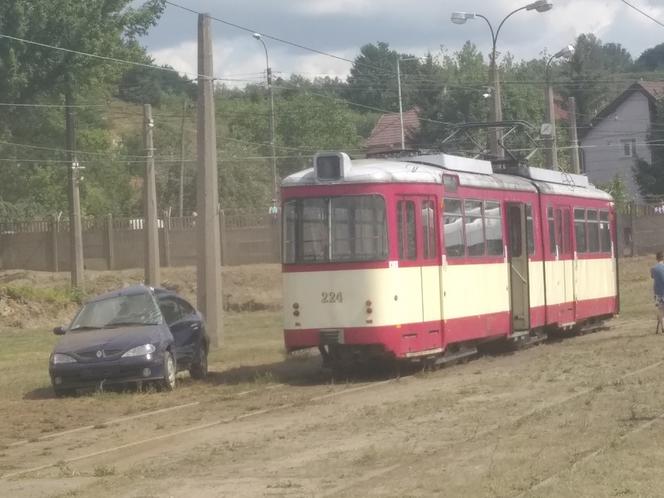 Tramwaj uderzył w samochód - piknik w MZK. 