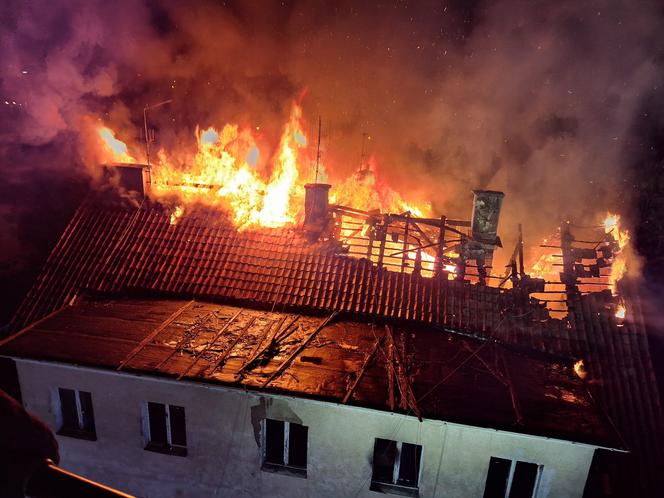   Pożar kamienicy przy ul. Warszawskiej w Olsztynie. Akcja trwała kilka godzin. Zobacz zdjęcia