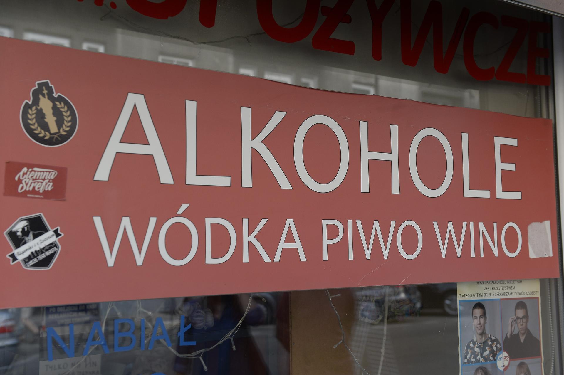 Polacy mają jednoznaczny stosunek do zakazu nocnej sprzedaży alkoholu. Co zrobi parl…