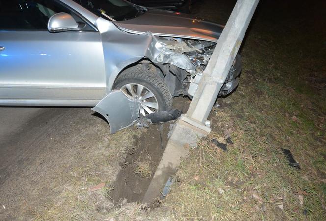 Pijana 67-latka wjechała w latarnię. Próbowała oszukać policjantów