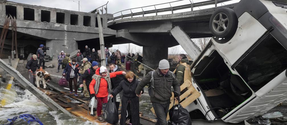 Już prawie 2 MILIONY obywateli Ukrainy uciekły przed wojną. Rosja celowo wywołuje katastrofę humanitarną