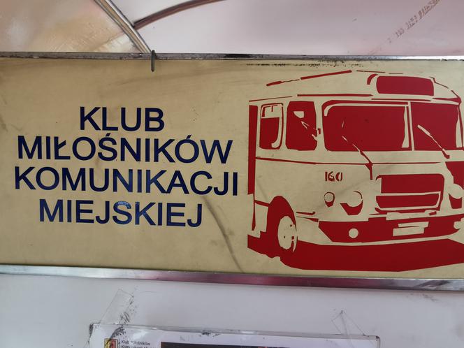 Czerwony autobus po Kaliszu mknie