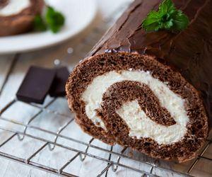 Obłędna rolada Snickers zachwyca. Tak pyszna, że na jednej porcji się nie skończy 