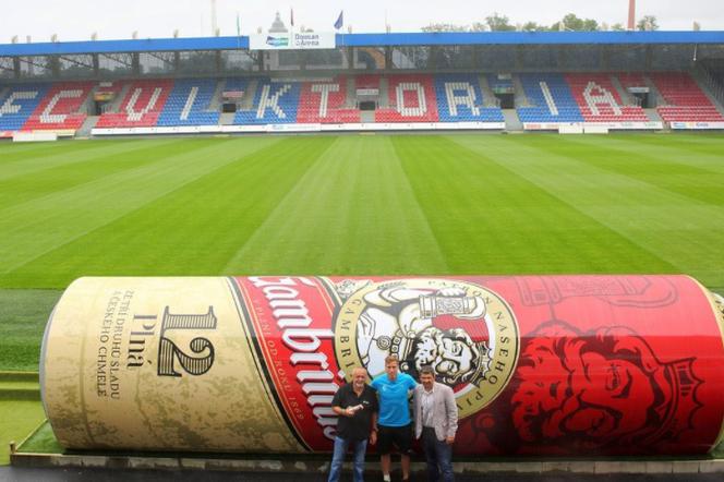 Wielka puszka piwa na stadionie Viktorii Pilzno