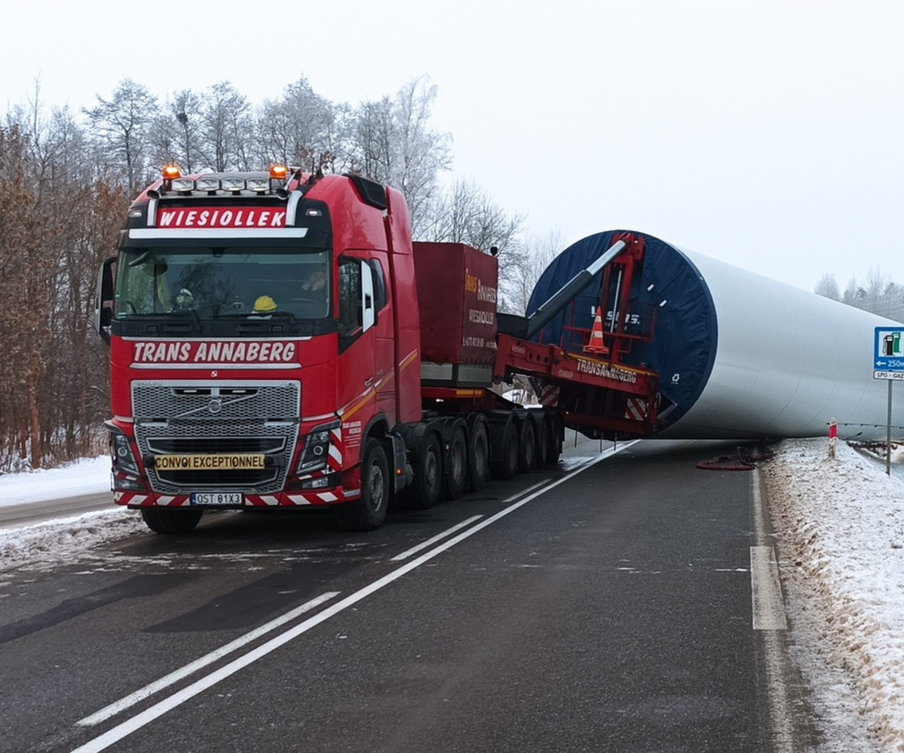 Transport ogromnego sprzętu zatrzymał ruch. Utrudnienia potrwają co najmniej dobę!