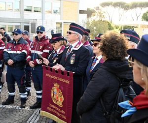 Wierni modlą się o zdrowie Franciszka przed pomnikiem Jana Pawła II. Składają kartki z życzeniami i wiązanki z białych róż