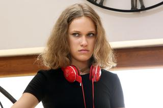 Barwy szczęścia odc. 1557- opis, streszczenie: Angela zaczepia Kajtka na rozpoczęciu roku szkolnego