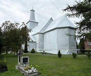 Kościół owinięty folią na Pomorzu. Widok wielu zastanawia. Wyjaśniamy, o co chodzi! 