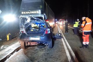 Toyota wbiła się w autobus. Młody kierowca nie żyje