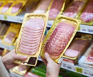 Skażona wędlina wycofana z dyskontów. GIS ostrzega 
