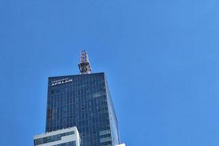 Montaż iglicy na Olszynki Park z użyciem helikoptera