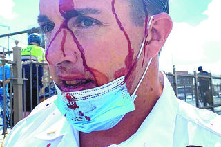 Bezbronna policja ucieka z NYC