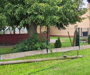 Skosił kombajnem… słupy telefoniczne. Policjanci z Gostynia ustalili sprawcę