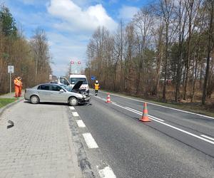 Pod Lubienią dachowało auto osobowe. Jedna osoba poszkodowana