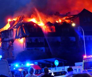 Pożar w Ząbkach. Strażacy przeszukują pogorzelisko