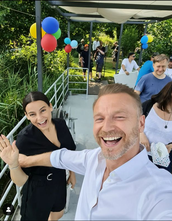 M jak miłość odc. 1692 na planie po wakacjach 2022. Andrzej (Krystian Wieczorek), Magda (Anna Mucha)