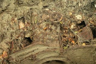 Młocarnia zakopana w ziemi.