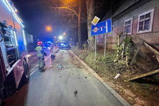 Młody kierowca wypadł z jezdni i huknął w drzewo. Szalał po Zakopanem w środku nocy