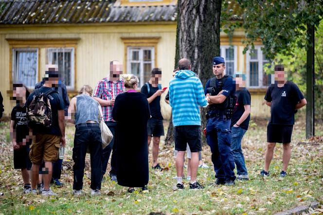 Chaos na Osiedlu Przyjaźń. Policja zatrzymała mieszkańca domku. „Wyciągnęli go siłą”