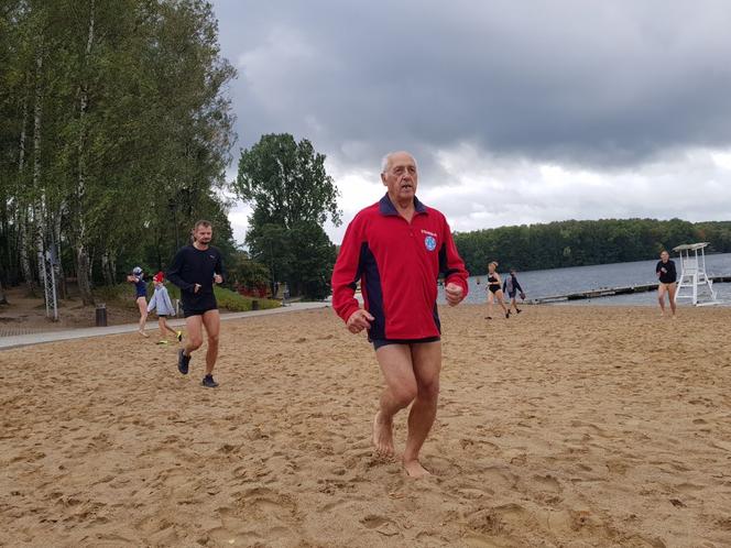 W Olsztynie pierwsza kąpiel w nowym sezonie. Morsy w CRS Ukiel