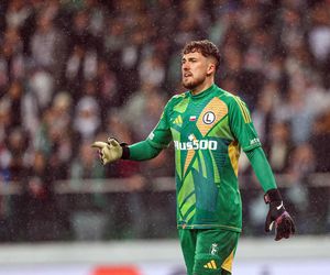 Kacper Tobiasz kopnięty w głowę na meczu Legia - Molde