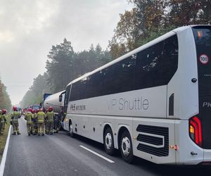 Zderzenie trzech pojazdów na DK10. W autokarze jechali uczniowie!