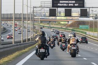 Policjanci pilnują gangu na motocyklach