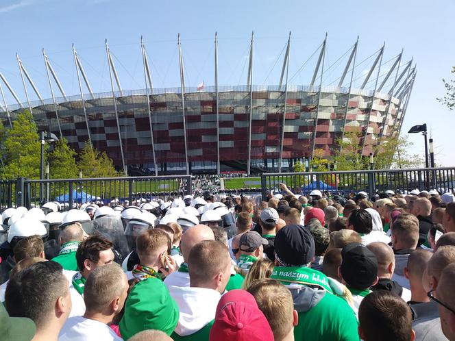 Zamieszanie pod Stadionem Narodowym w Warszawie - kibic Lechii Gdańsk mieli problem ze wejściem na mecz!