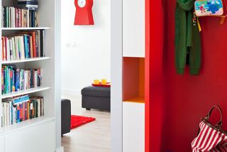 Spójna kolorystycznie i funkcjonalnie przestrzeń otwartego przedpokoju i salonu