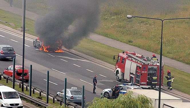 Auto stanęło w płomieniach