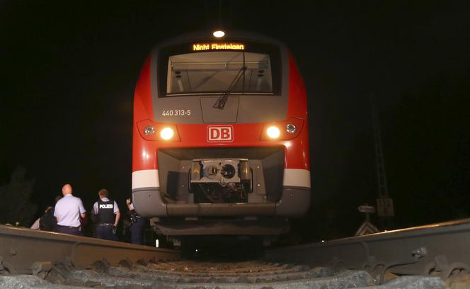 Atak terrorystyczny w Bawarii! 17-letni uchodźca porąbał pasażerów pociągu SIEKIERĄ! 