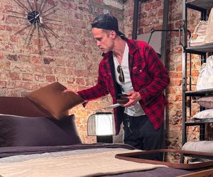 Maciej Zakościelny głaszcze kołdrę po rozwodzie