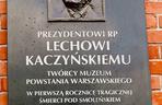 Tablica Lecha Kaczyńskiego w Muzeum Powstania