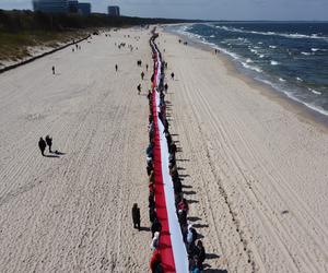 Najdłuższa flaga narodowa w Polsce mierzy ponad 2 km 700 metrów. To nowy rekord Polski!