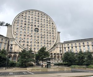 Picasso's Arenas. Budynek mieszkalny położony w Noisy-le-Grand pod Paryżem