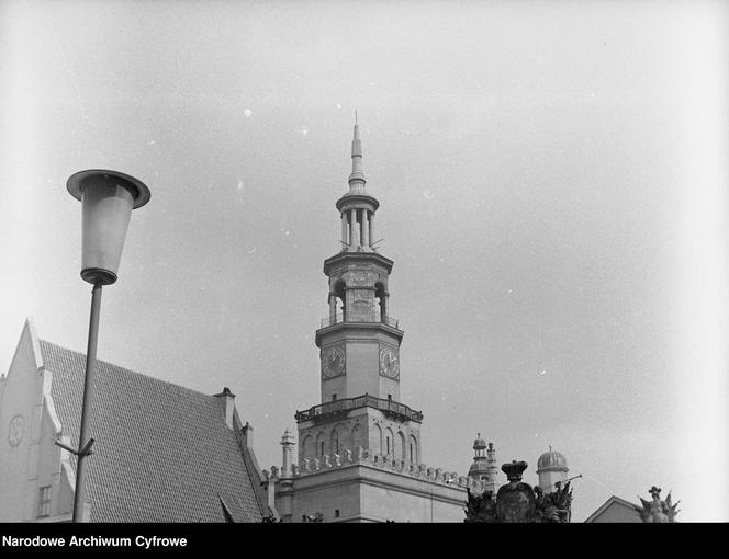 Widok ze Starego Rynku: budynek wagi miejskiej (z lewej) i ratusz z wieżą.