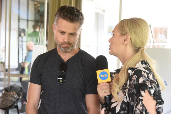 Maciej Zakościelny w rozmowie z dziennikarką telewizji TVN
