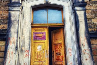 Zabytkowy dworzec w Lubawce wystawiony na sprzedaż. Teraz popada w ruinę 