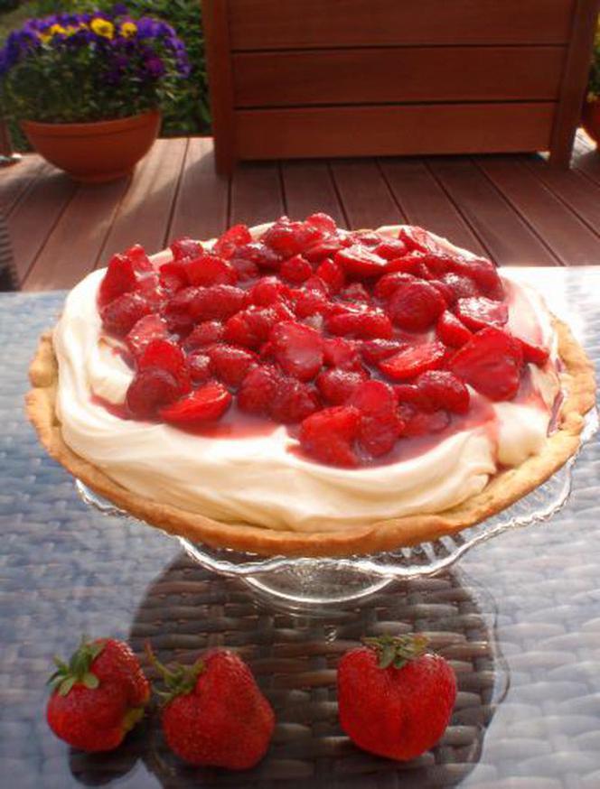 Tarta z kremem mascarpone i truskawkami w malinowym syropie z sherry: przepis