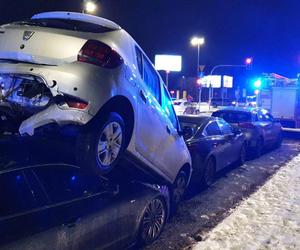 Karambol w Warszawie. Jeden samochód na dachu drugiego