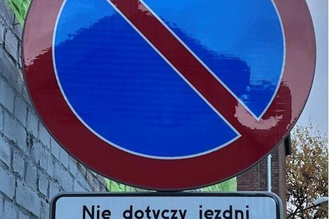 Tabliczka pod znakiem zakazu postoju na ul. Ordona w Katowicach