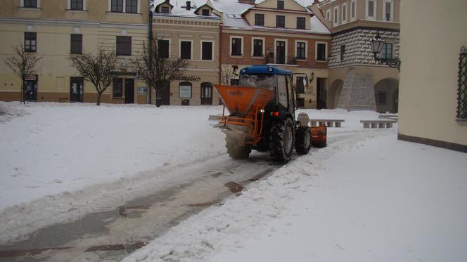 Rynek w Tarnowie pod śniegiem. W akcji pługopiaskarka MPGK