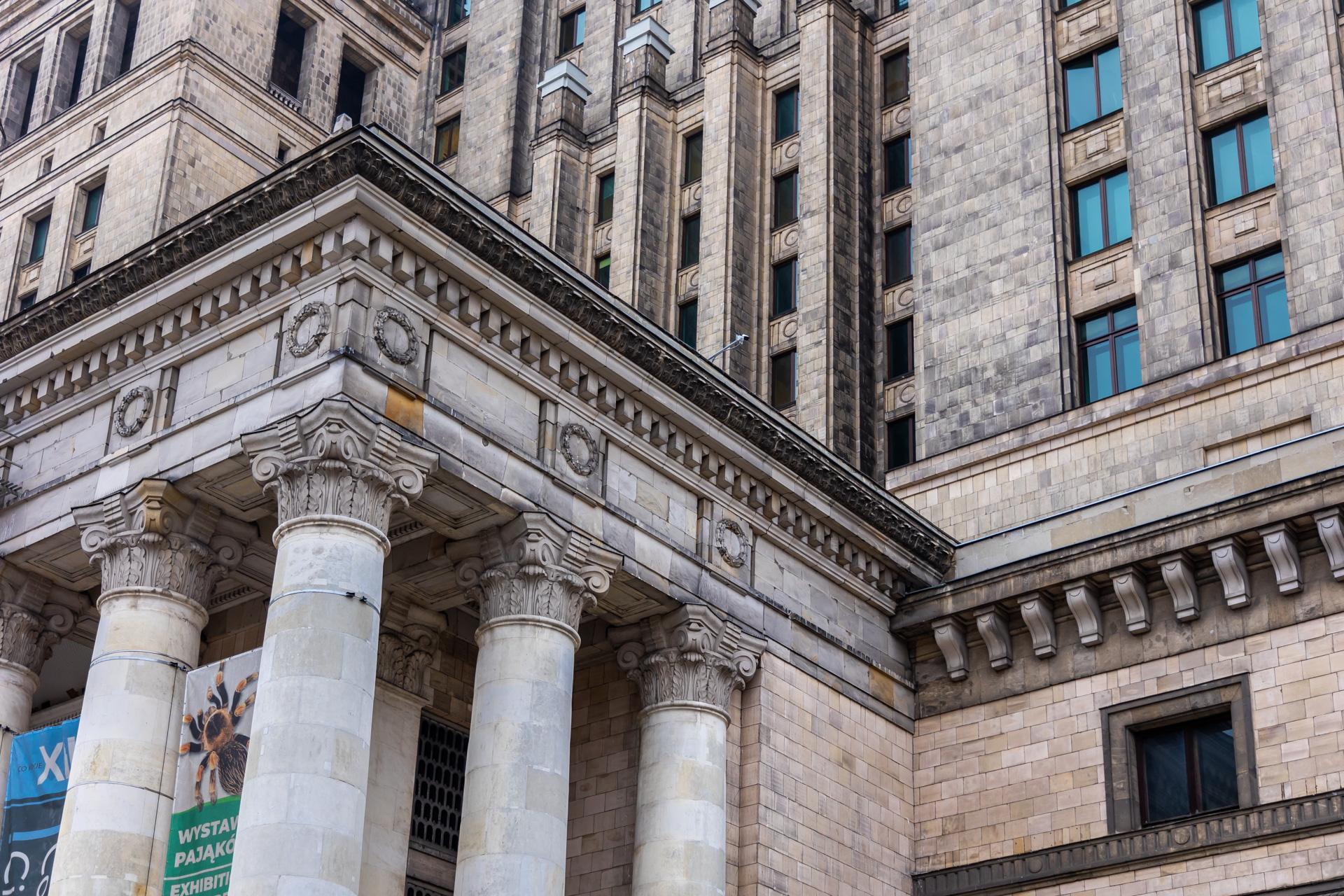 Zobacz najbrudniejsze warszawskie budynki - zdjęcia. Wypiękniałyby, gdyby je umyć