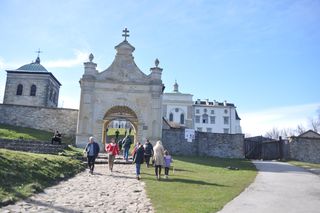 Pielgrzymi wchodzą na teren klasztoru na Świętym Krzyżu